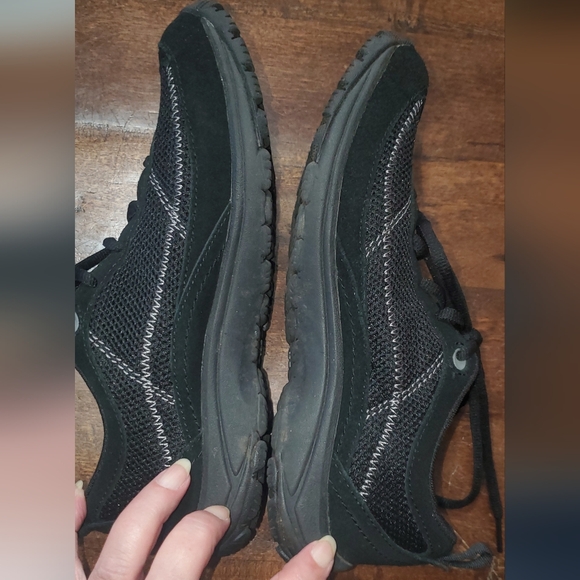 Merrell Black and Red Women's Size 7.5 Sneakers. - Picture 5 of 9